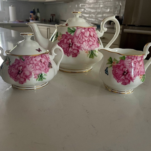 Elegant Royal Albert tea service set designed by Miranda Kerr - Picture 1 of 3
